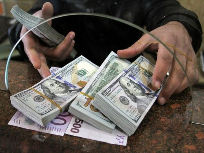 فروش دلار توسط شعب برخی بانک‌ها / بانک مرکزی پس از شوک قیمتی به بازار دست به کار شد